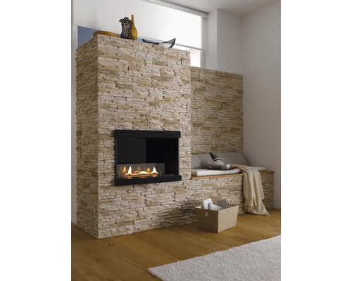 Dekorativní krb s kamenným obkladem a vestavěným bioetanolovým hořákem ve světlém obývacím pokoji.