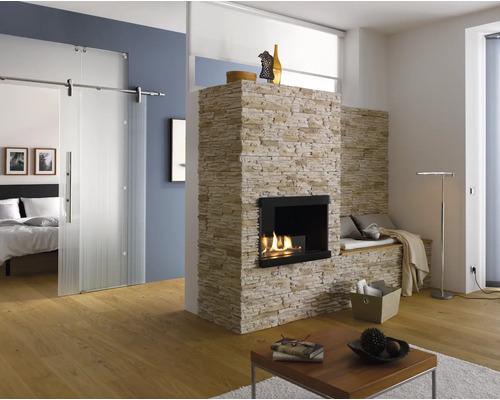 Obývací pokoj s krbem, skleněné posuvné dveře a dřevěná podlaha