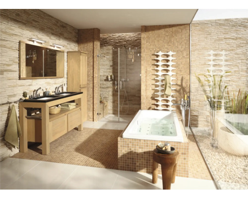 Koupelna s umyvadlem, vanou, sprchou a mozaikovými obklady