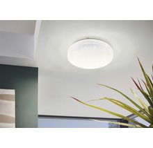 Stropní svítidlo namontované v místnosti