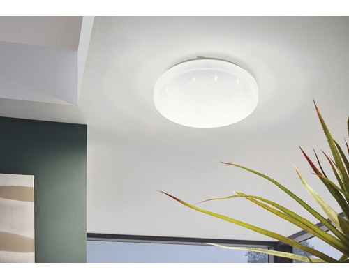 Stropní svítidlo namontované v místnosti