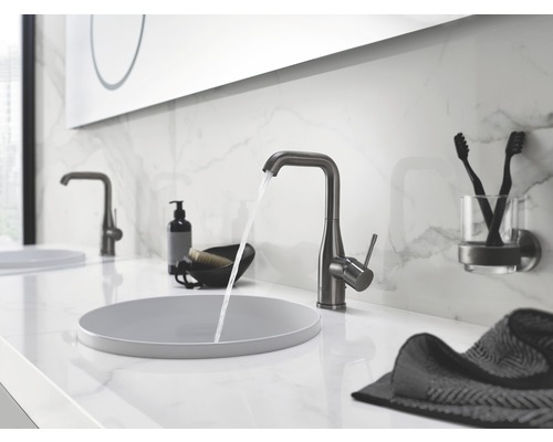 Moderní koupelna s umyvadlem na desku a baterií