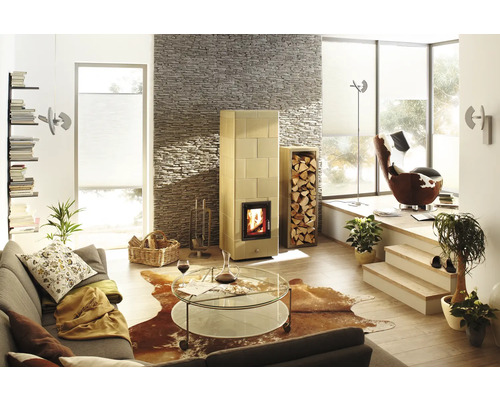 Světlý obývací pokoj s krbovými kamny, pohovkou a konferenčním stolkem