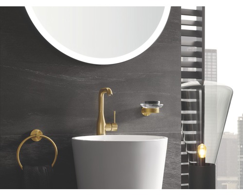 Koupelnové umyvadlo s baterií, miska na mýdlo a kroužek na ručníky