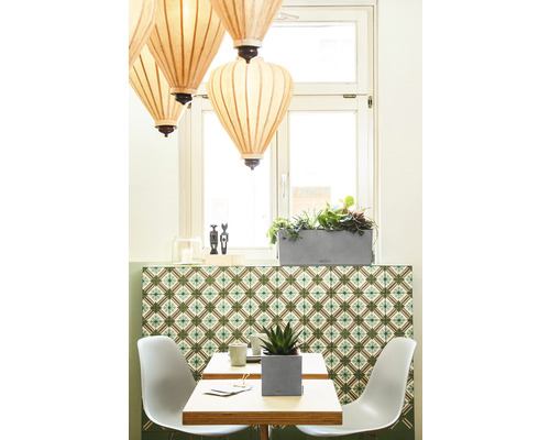 Scéna světlé místnosti se stolem, židlemi, rostlinami a závěsnými světly