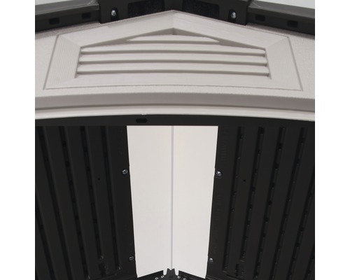 Vnitřní pohled na plastový zahradní domek s ventilací