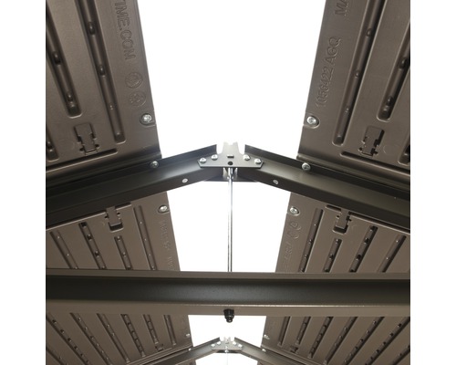 Detailní pohled na vnitřek zahradního domku se střešní konstrukcí a ocelovým rámem