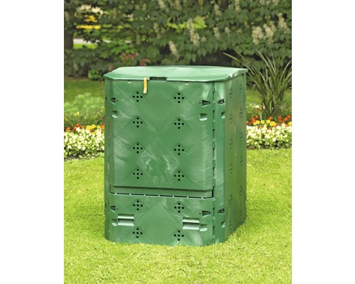 Plastový kompostér na zahradě