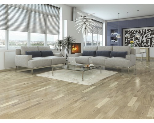 Světlý obývací pokoj s parketovou podlahou, pohovkami a konferenčním stolkem