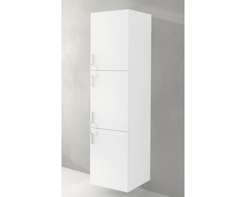 Bílá závěsná vysoká skříňka se třemi dvířky do koupelny.