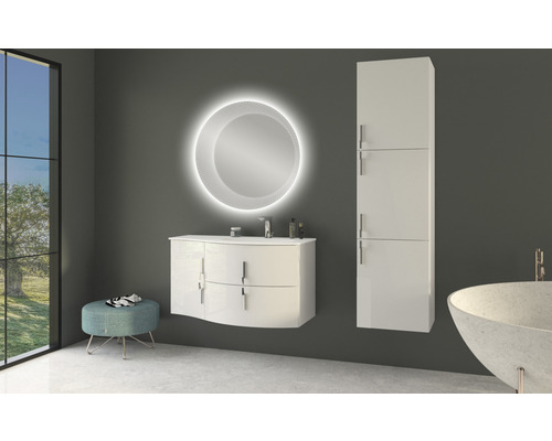 Koupelna s umyvadlem, osvětleným zrcadlem, vysokou skříní a stoličkou