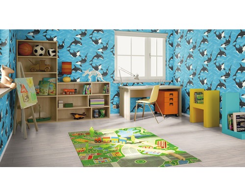 Dětský pokoj s tapetou s velrybami, psacím stolem, regálem a hracím kobercem