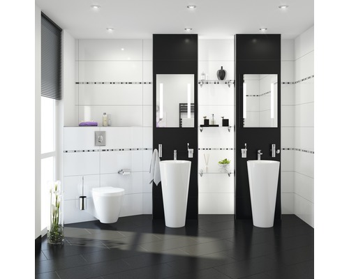 Koupelna s toaletou, umyvadlem a zrcadlem