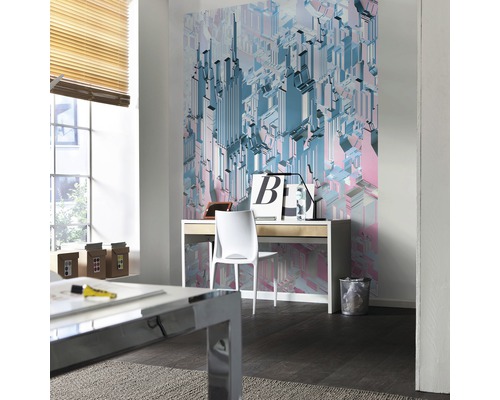 Pracovna se stolem, židlí a fototapetou s abstraktním motivem města