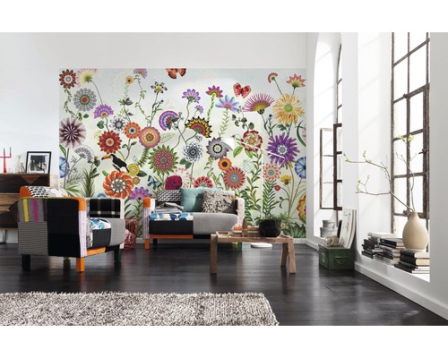 Obývací pokoj s květinovou fototapetou, křesly a dřevěným stolem