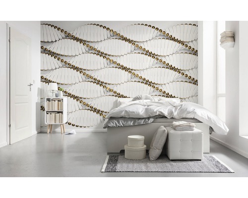 Ložnice s postelí a nástěnnou tapetou s dřevěnými tyčemi a zlatými koulemi