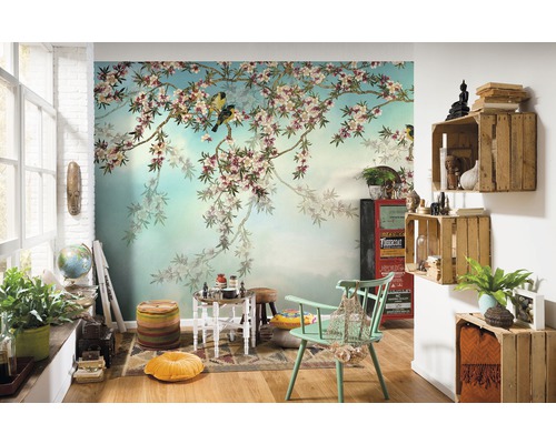 Obývací pokoj s kvetoucí nástěnnou malbou, dřevěným nábytkem a dekoracemi