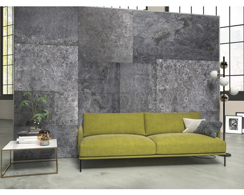 Obývací pokoj s šedými obkladovými dlaždicemi se vzhledem kamene a žlutou pohovkou