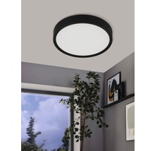 Kulaté stropní svítidlo v obývacím pokoji.