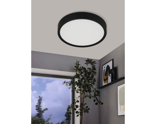 Kulaté stropní svítidlo v obývacím pokoji.