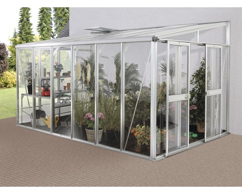 Přístavný skleník s rostlinami a regály