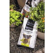 Pytel zeminy Terapon mezi bazalkou a dalšími rostlinami