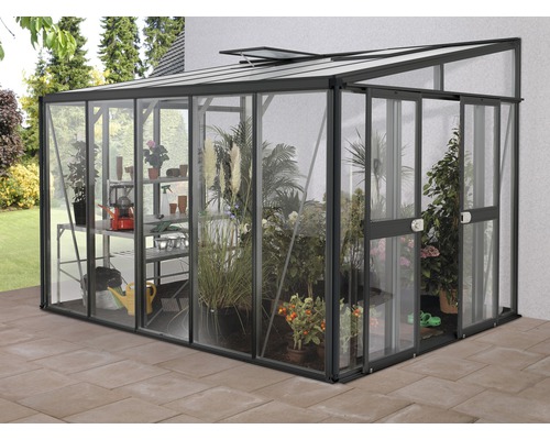 Skleník s rostlinami a policemi pro pěstování