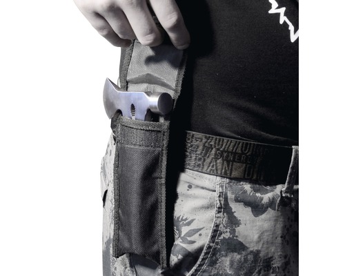 Kladivo v držáku na nářadí na opasku