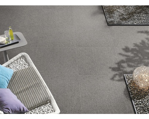 Šedé terasové dlaždice s posezením a odkládacím stolkem