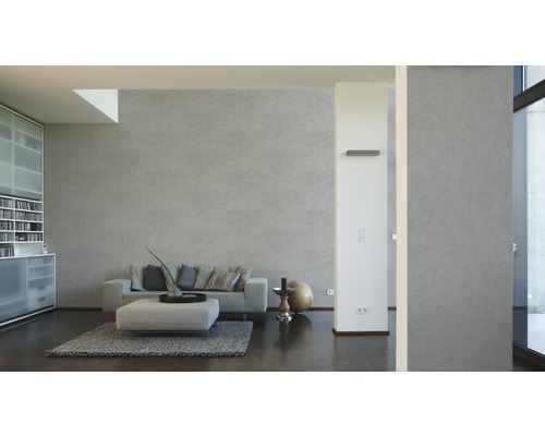 Obývací pokoj s pohovkou, kobercem a regály