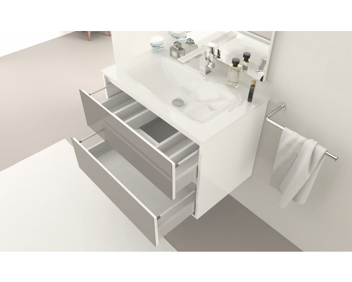 Umyvadlová skříňka s otevřenými zásuvkami, baterií a držákem na ručníky