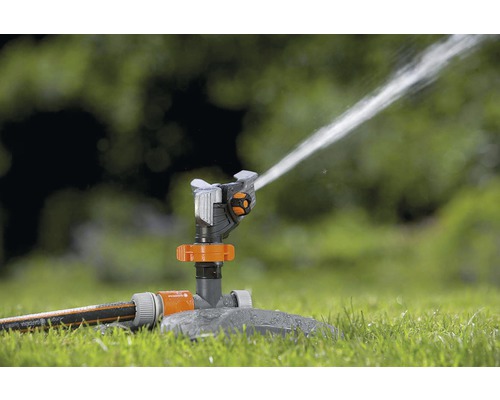 Zavlažovač trávníku zavlažuje trávník