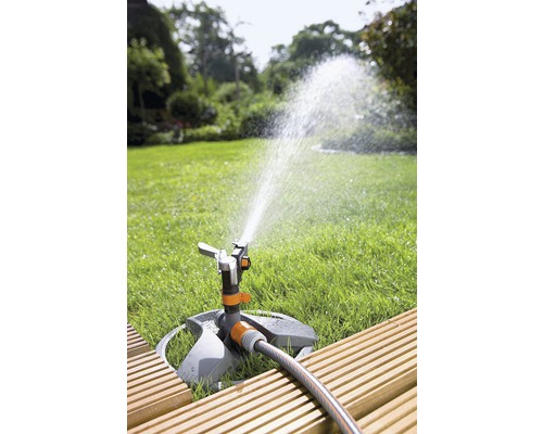 Zavlažovač trávníku v zahradě zavlažuje trávník