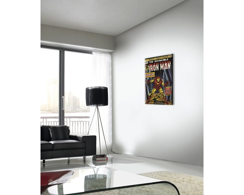Obývací pokoj s pohovkou, stojací lampou a nástěnným obrazem komiksu Iron Man