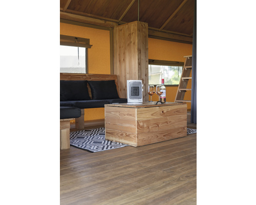 Interiér stanu s dřevěným nábytkem, topidlem a nápoji.