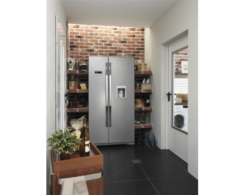 Kuchyně se side-by-side lednicí, regály, cihlovou zdí a černou dlažbou