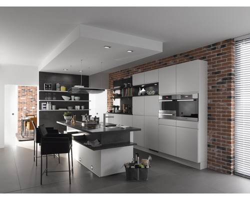 Světlá kuchyně s varným ostrůvkem, cihlovou zdí a moderními spotřebiči