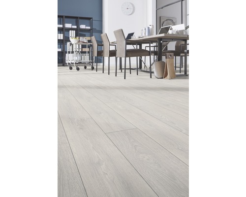 Světlá laminátová podlaha v kanceláři s nábytkem