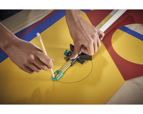 Kruhový ořezávač používaný na barevném papíře s tužkou a skládacím metrem