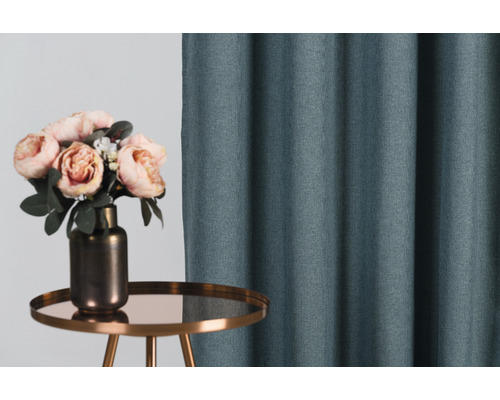 Dekorativní šály s vázou květin na odkládacím stolku