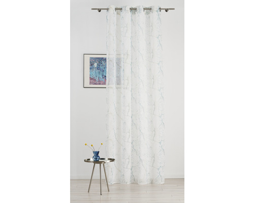 Záclona se závěsnými oky a abstraktním vzorem před oknem