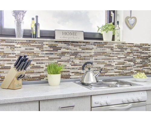 Kuchyňská scéna s mozaikovými obklady, sadou nožů, varnou konvicí a varnou deskou