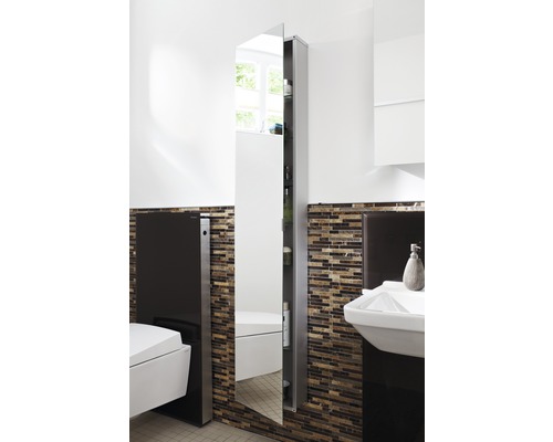 Moderní koupelna se zrcadlovou skříňkou pro uložení koupelnových potřeb