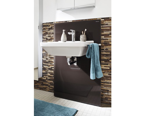 Koupelna s umyvadlem, baterií, ručníkem a hnědým zadním panelem