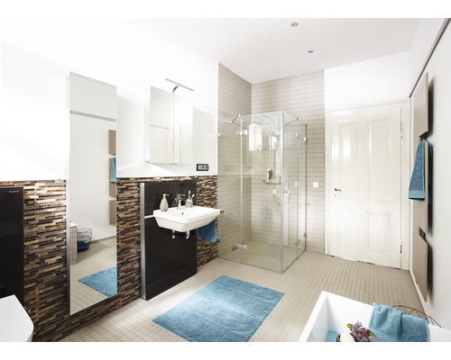 Koupelna se sprchou, umyvadlem, zrcadlovou skříňkou a obklady