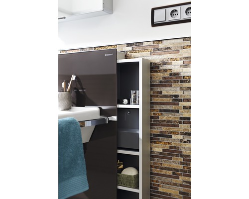 Koupelnová scéna s umyvadlem, zrcadlovou skříňkou Geberit a policí