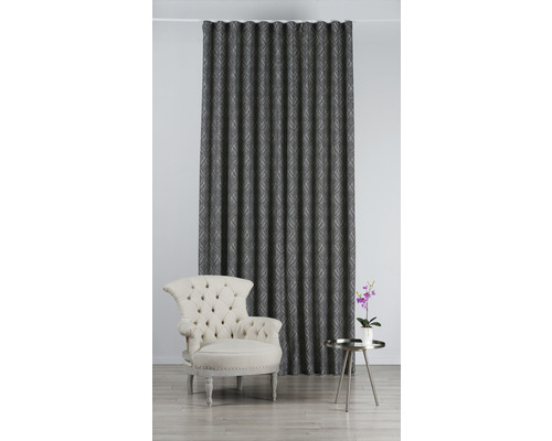 Dekorativní obývací pokoj se závěsem, křeslem a odkládacím stolkem