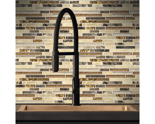 Kuchyňská scéna s mozaikovou stěnou a baterií před dřezem