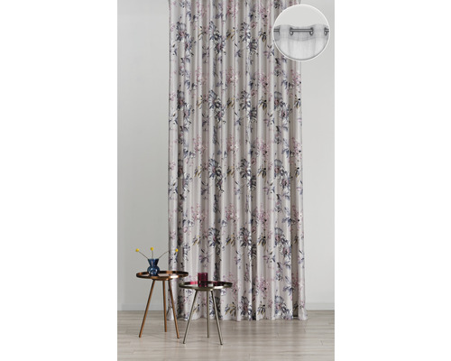 Dekorativní šály s květinovým vzorem a zavěšením na očka na pozadí obývacího pokoje