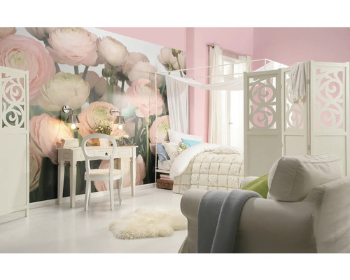 Světlá ložnice s psacím stolem, postelí a paravánem